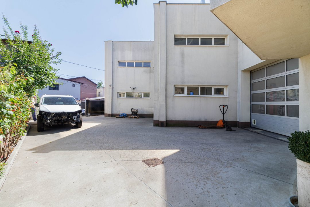 Clădire Modernă, Ideală pentru Locuință sau Afacere, cu Terasă Panoramică