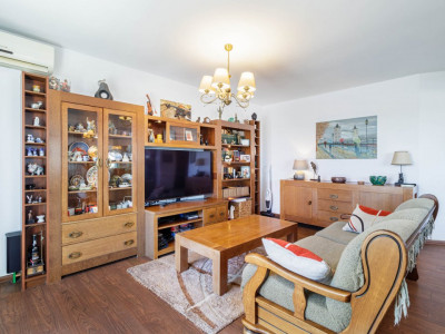 Clădire Modernă, Ideală pentru Locuință sau Afacere, cu Terasă Panoramică