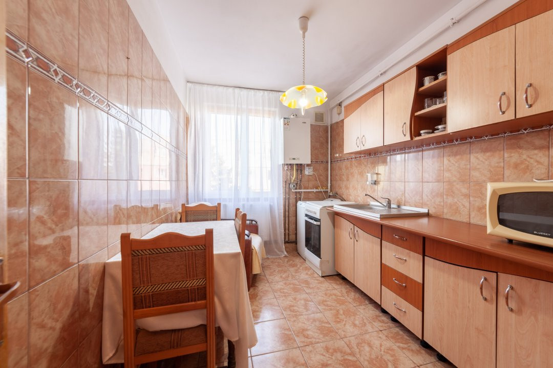 Apartament 2 camere, decomandat, zona centrală, izolat termic, centrală