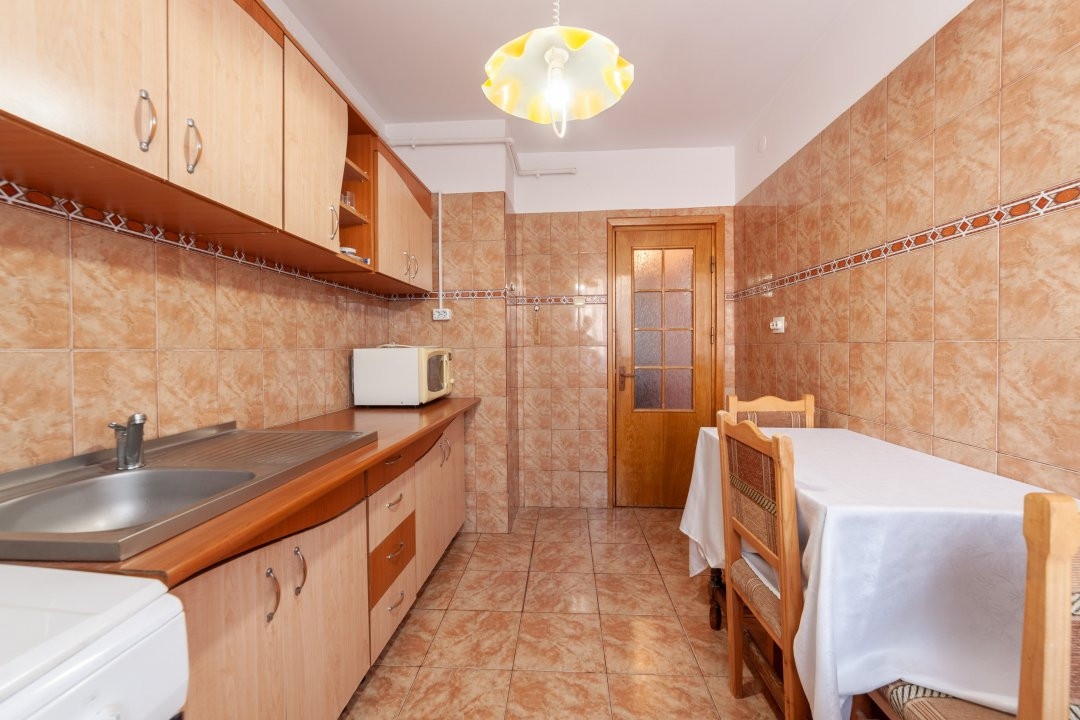 Apartament 2 camere, decomandat, zona centrală, izolat termic, centrală