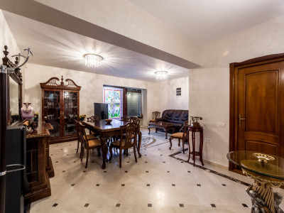 Vila zona Expo Parc - 2 apartamente, curte comuna