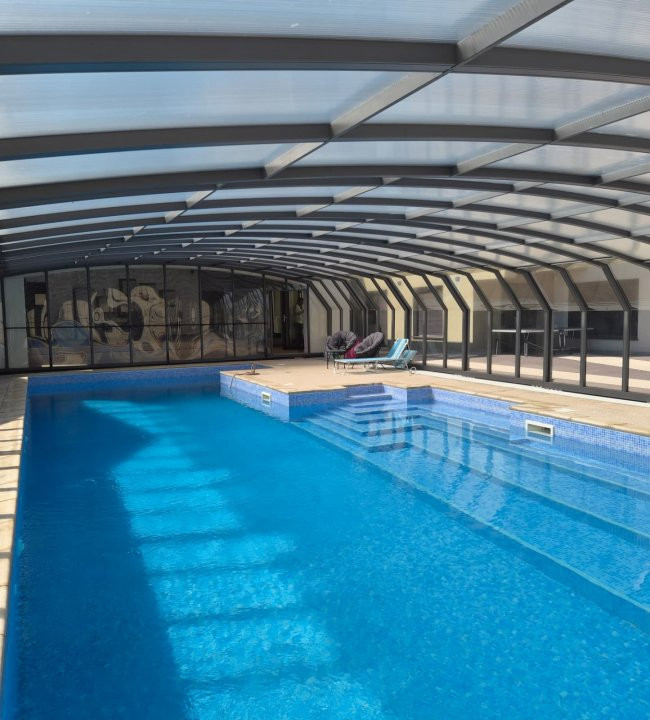 Casa cu jacuzzi, piscina încălzita si crama unde fiecare zi e o petrecere de lux