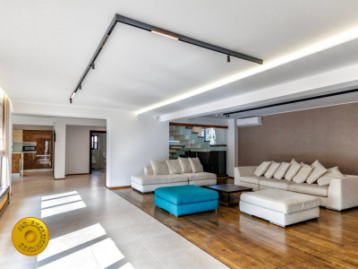 Casa cu jacuzzi, piscina încălzita si crama unde fiecare zi e o petrecere de lux