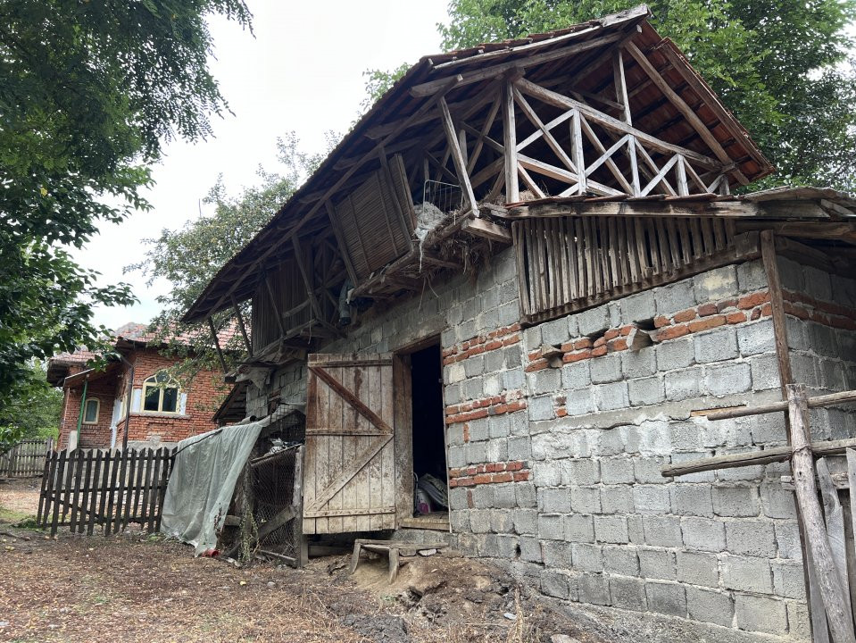 Casa 3 camere +teren 4260 mp livada, zona SUICI -Arges