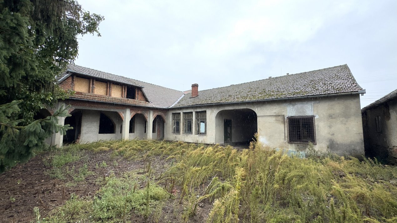 Clădire 12 incăperi, Teren 3.457 mp Str.Iuliu Maniu Nr.13 -Carei- Jud. Satu Mare