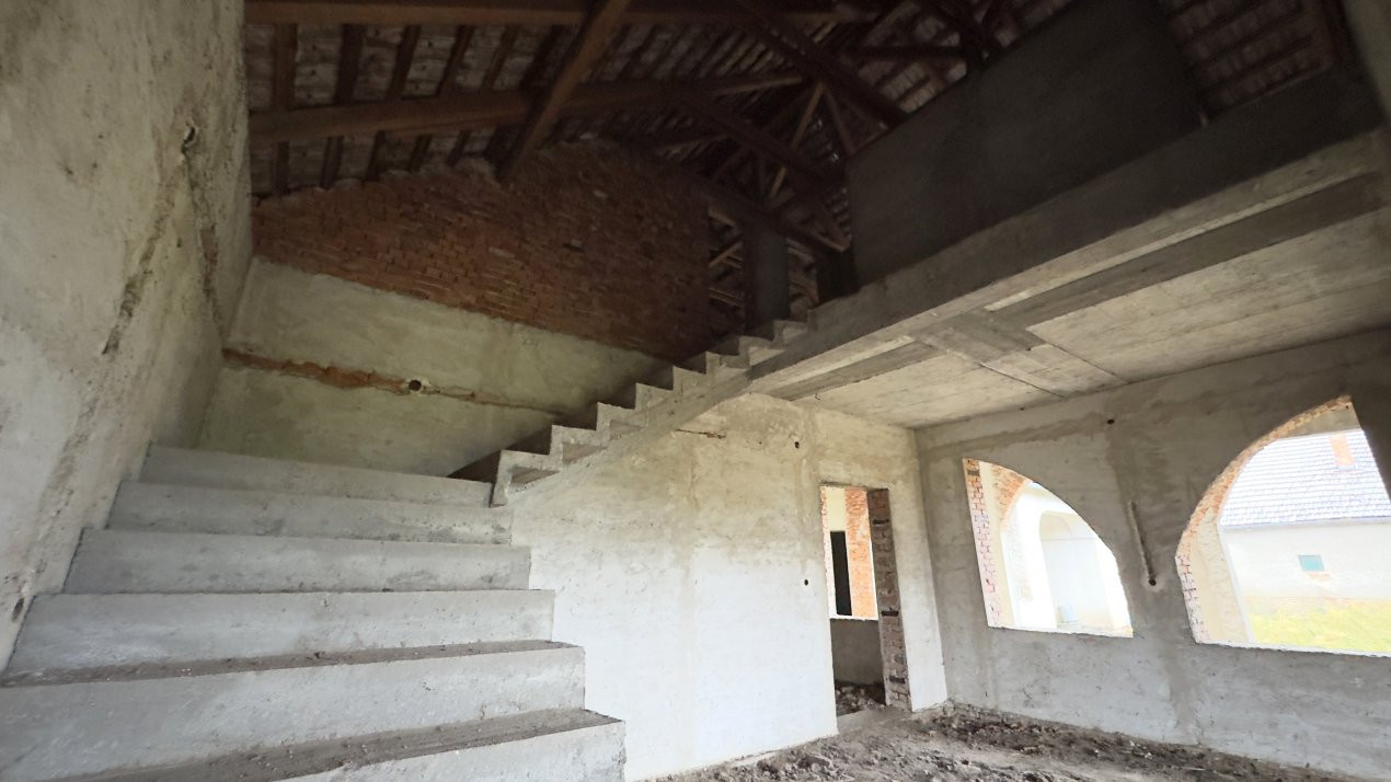 Clădire 12 incăperi, Teren 3.457 mp Str.Iuliu Maniu Nr.13 -Carei- Jud. Satu Mare