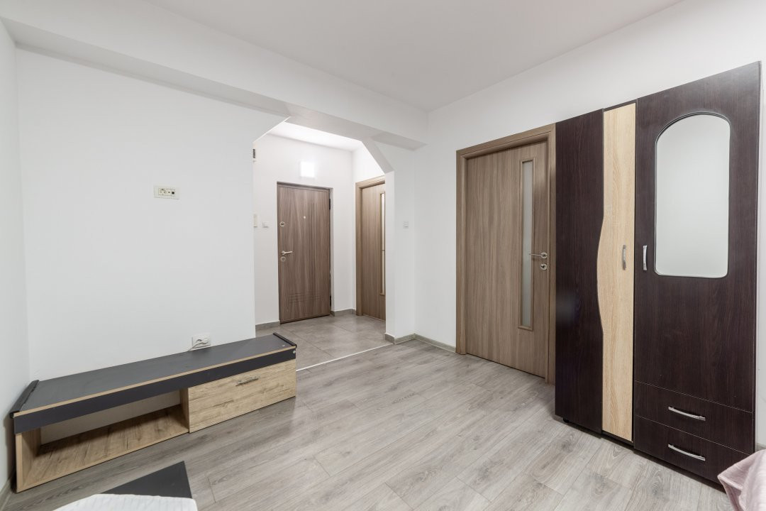 Garsoniera tip studio Pitesti zona Banat-bloc nou!