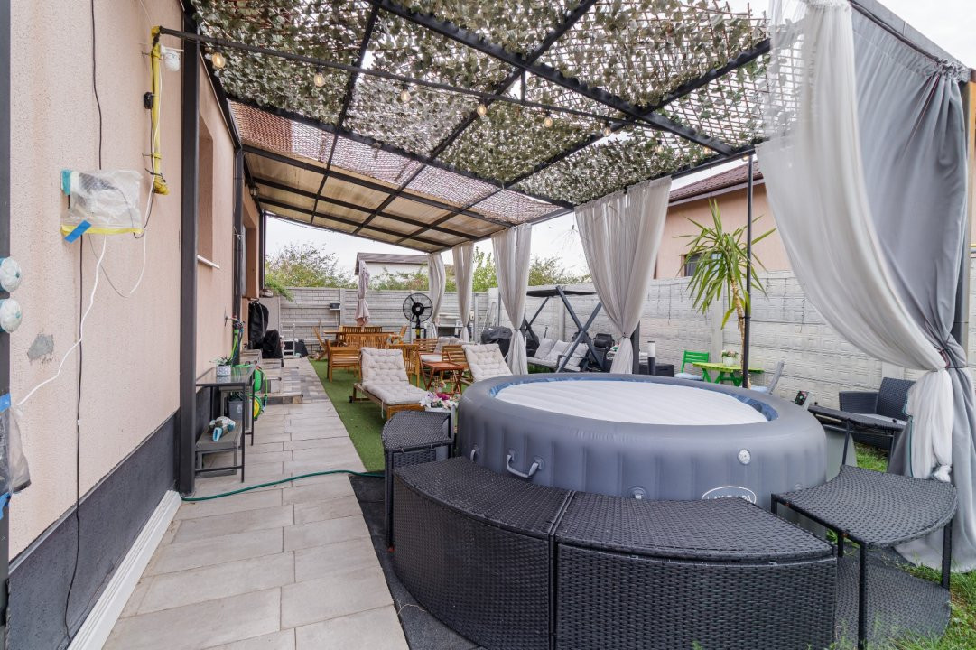 Casa cu piscina si jacuzzi.