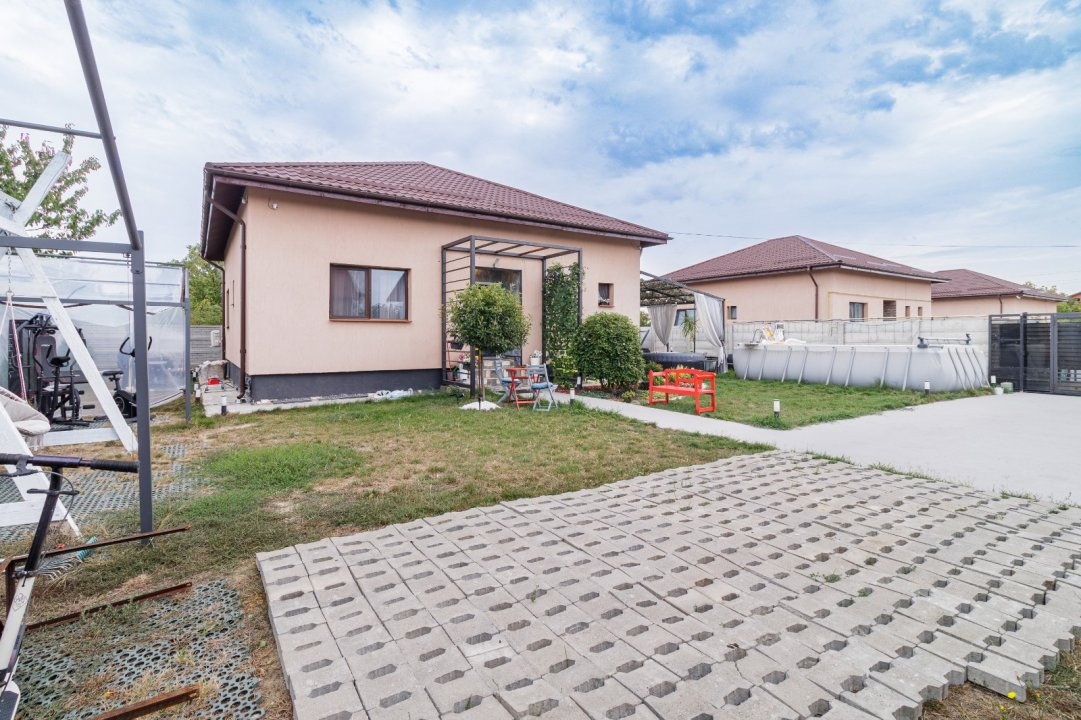 Casa cu piscina si jacuzzi.