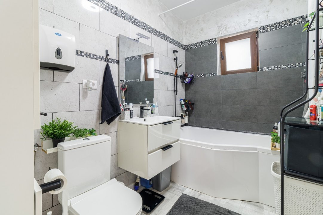 Casa cu piscina si jacuzzi.