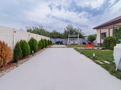 Casa cu piscina si jacuzzi.