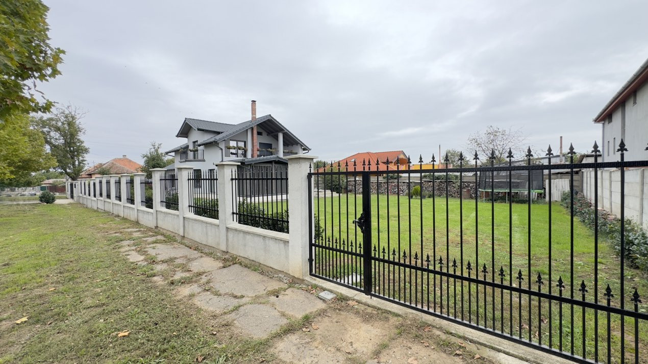 Casă 4 camere P+M, Teren 1005 mp Str. Petru Rareș - Carei - Comision 0%