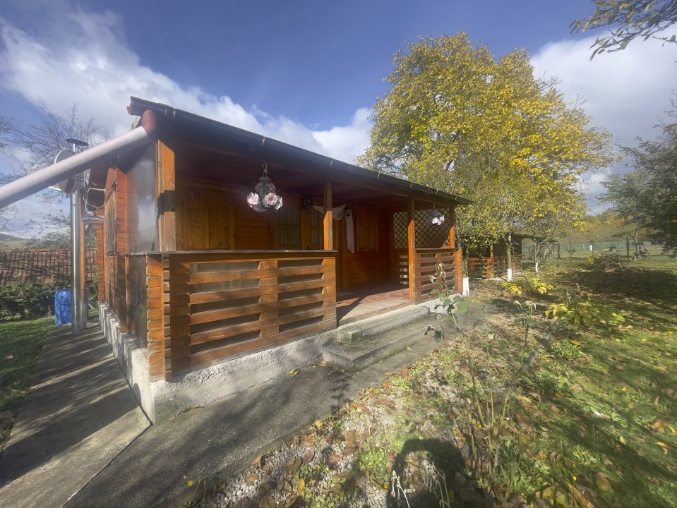 Retreat natural in Breaza – teren 1140 mp cu 3 casute din lemn