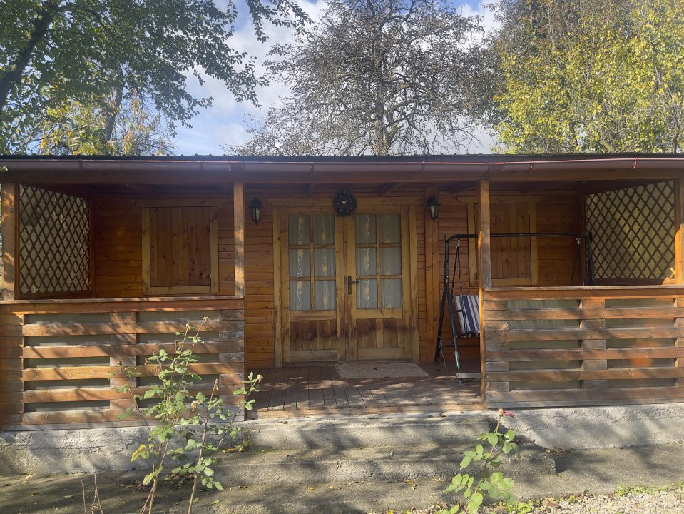 Retreat natural in Breaza – teren 1140 mp cu 3 casute din lemn