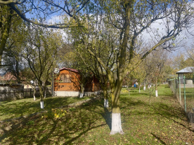 Retreat natural in Breaza – teren 1140 mp cu 3 casute din lemn