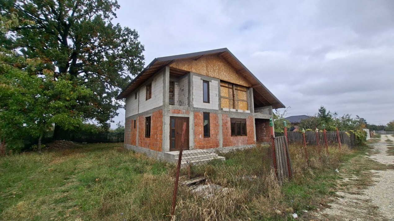 Casă Suseni-Cersani construcție solidă, teren 578 mp, zona superba