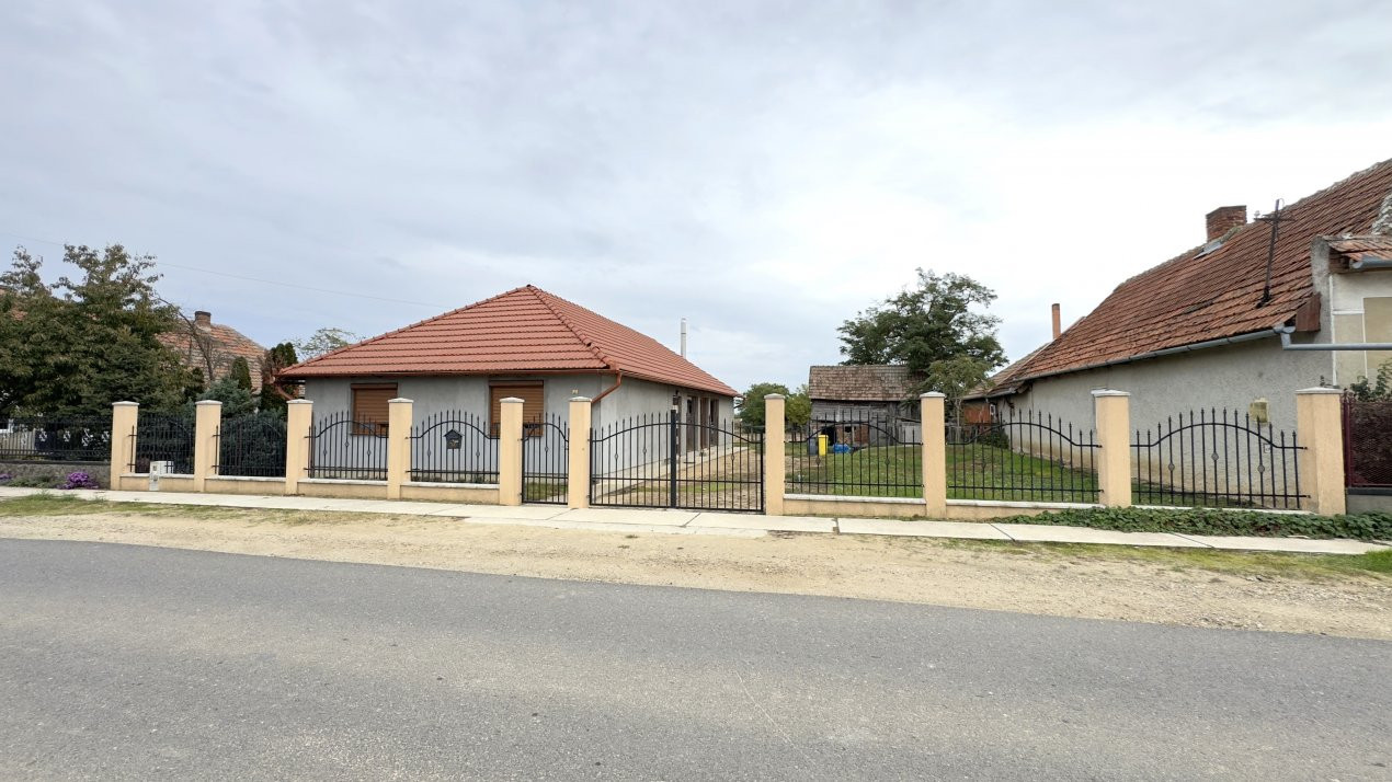 Casă individuală 3 camere, Teren 1439 mp Loc. Berea Jud. Satu Mare
