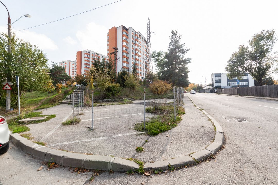 Teren stradal pe colț - Ideal afacere - front stradal mare