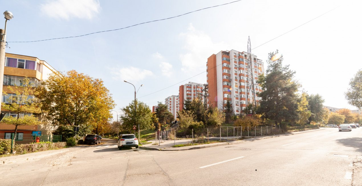 Teren stradal pe colț - Ideal afacere - front stradal mare