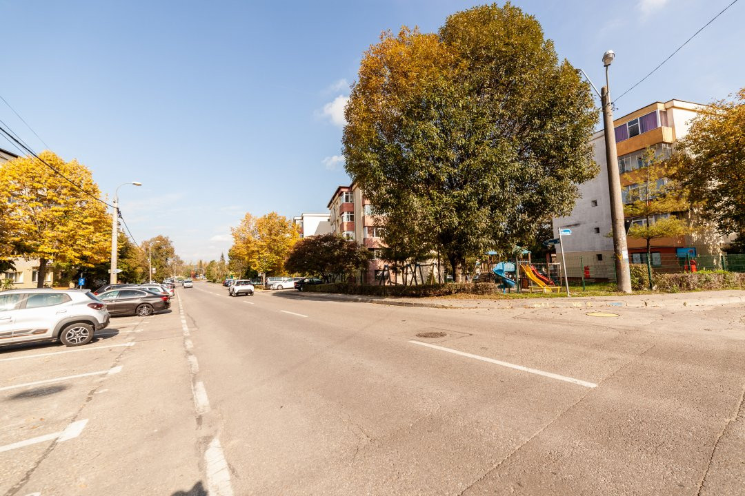 Teren stradal pe colț - Ideal afacere - front stradal mare