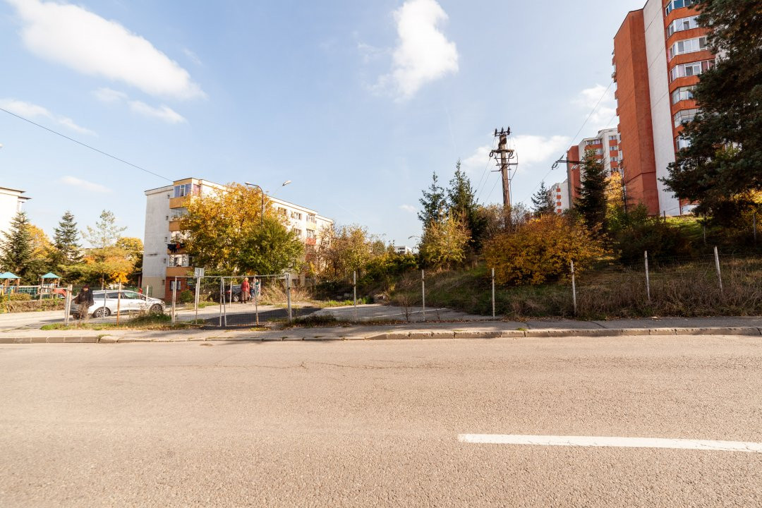 Teren stradal pe colț - Ideal afacere - front stradal mare