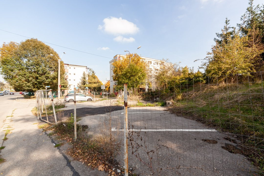 Teren stradal pe colț - Ideal afacere - front stradal mare