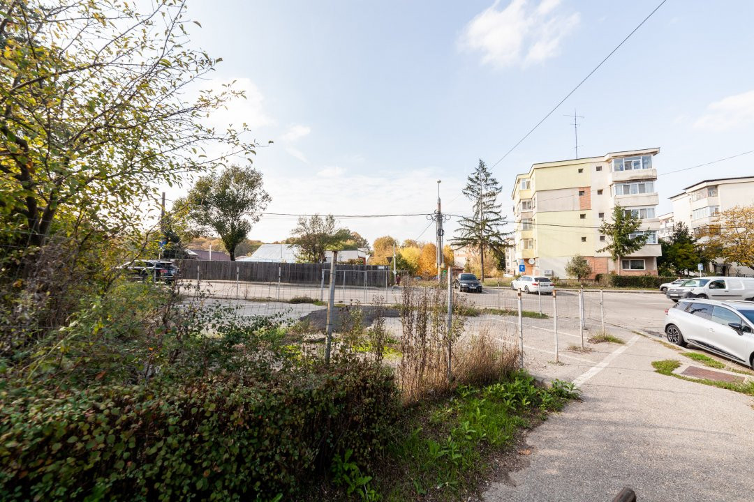 Teren stradal pe colț - Ideal afacere - front stradal mare