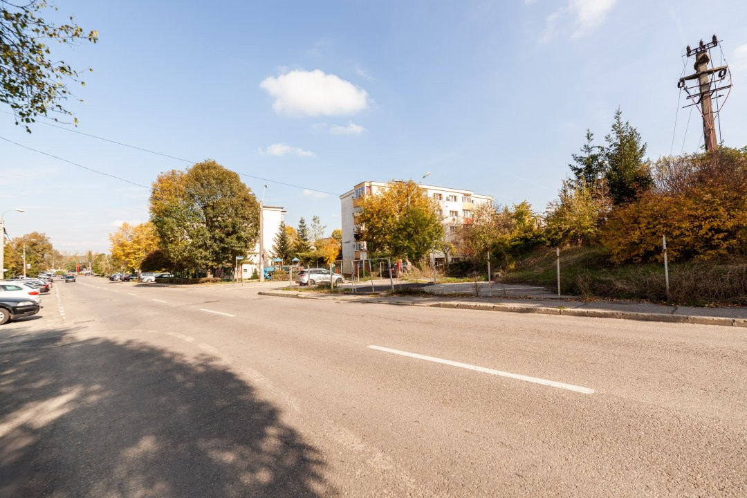 Teren stradal pe colț - Ideal afacere - front stradal mare