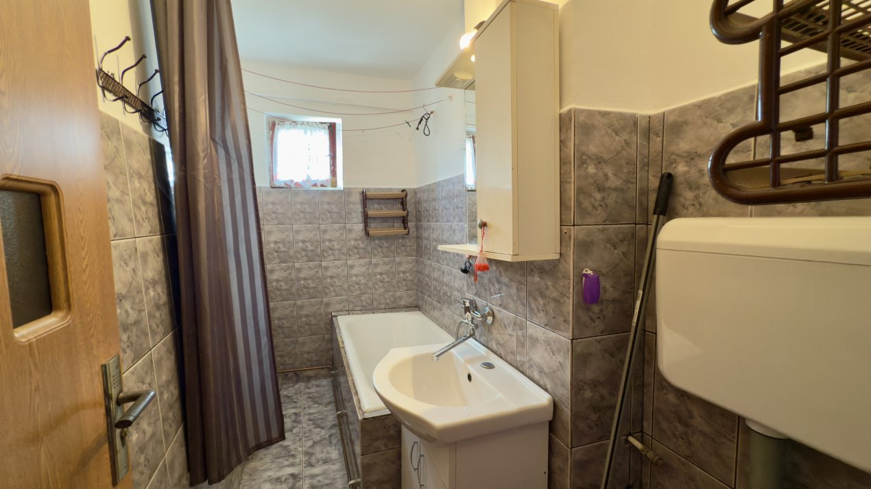 De închiriat- Garsonieră- Pitesti-zona Găvana-Scoala 19!