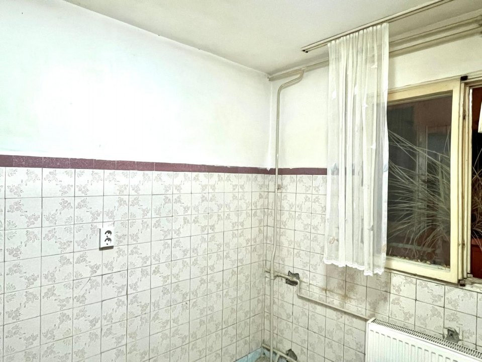 De renovat, 3 camere, 2 bai langa Scoala nr 4