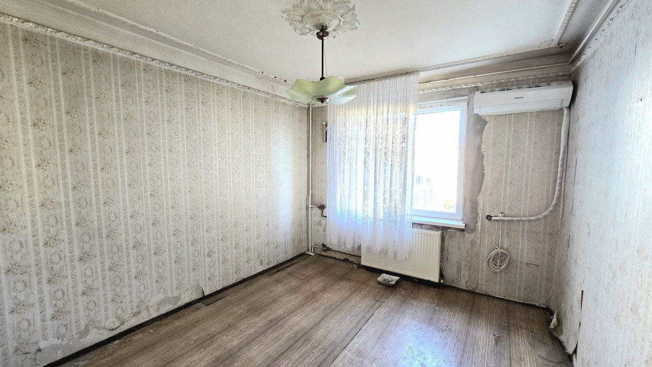 De renovat, 3 camere, 2 bai langa Scoala nr 4