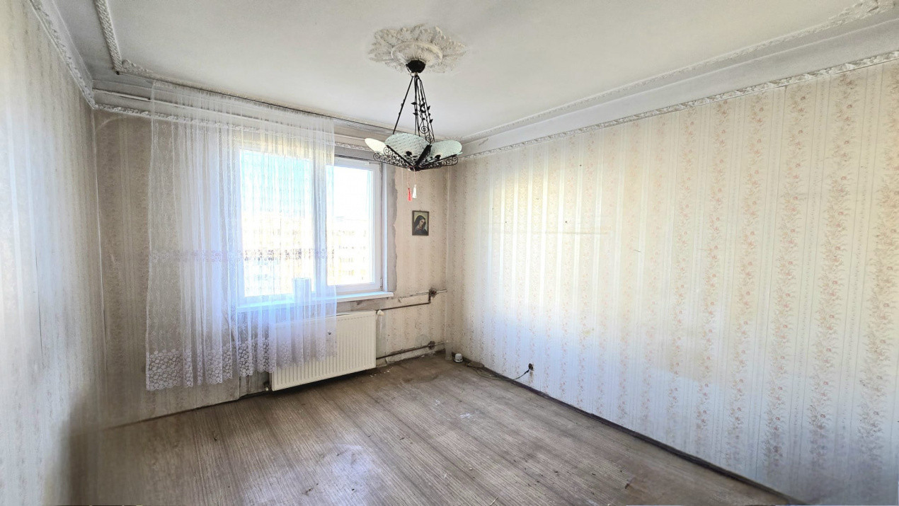 De renovat, 3 camere, 2 bai langa Scoala nr 4