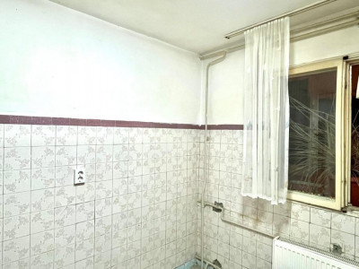 De renovat, 3 camere, 2 bai langa Scoala nr 4
