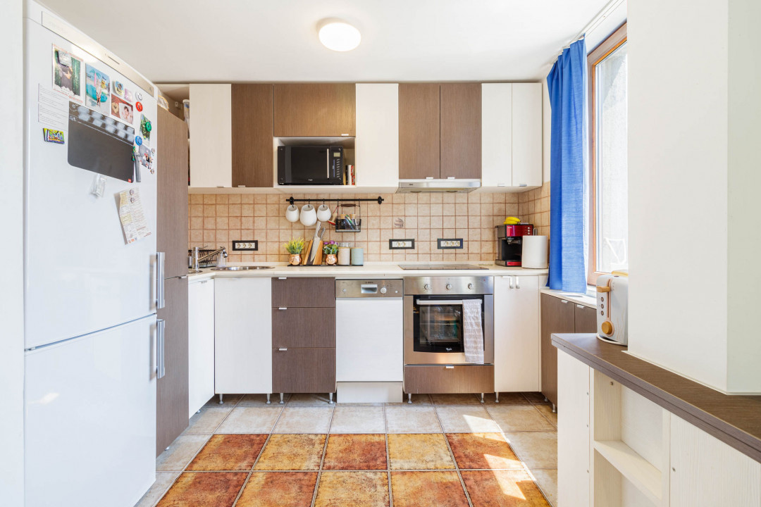 Casa luminoasa cu gradina si garaj 