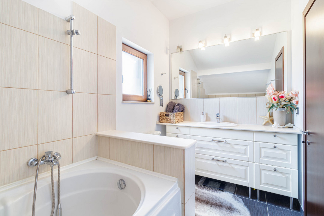 Casa luminoasa cu gradina si garaj 