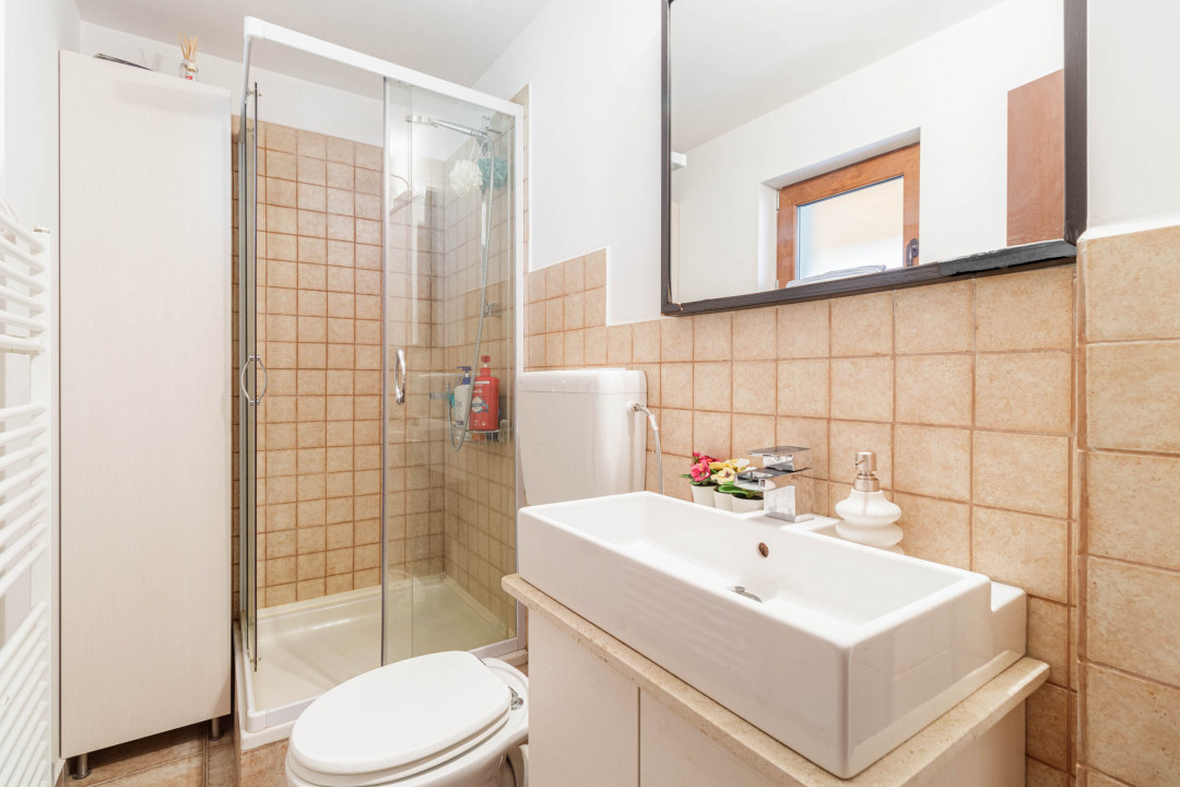 Casa luminoasa cu gradina si garaj 