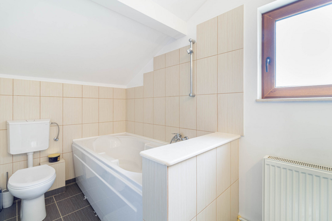 Casa luminoasa cu gradina si garaj 