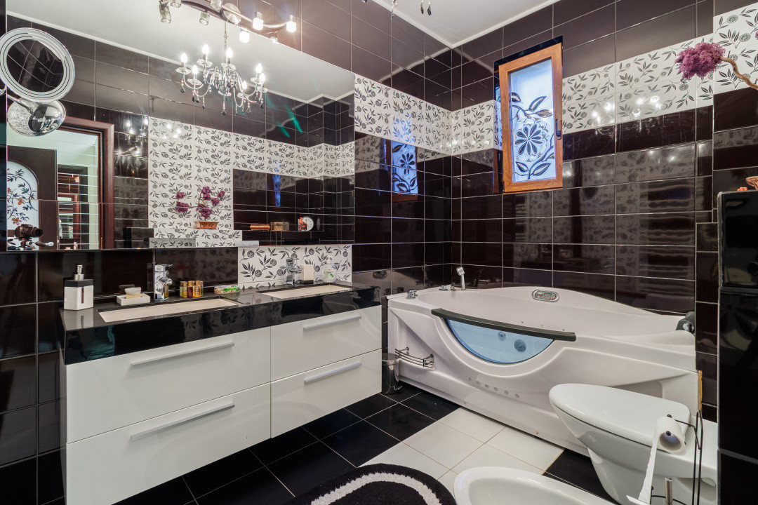 Casa impresionanta - Curte generoasa si Piscina - Otopeni!