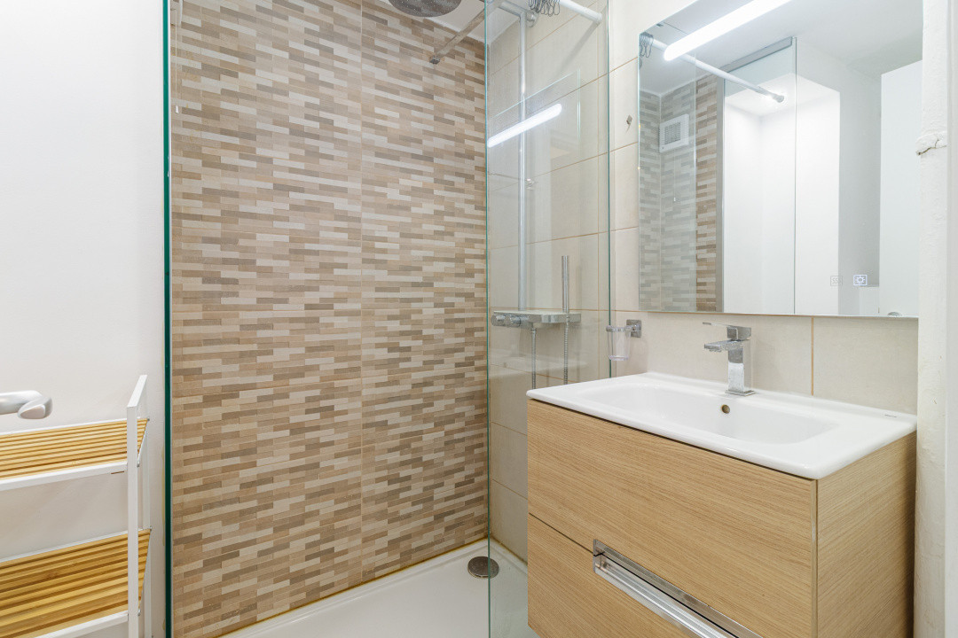 Apartament renovat cu vedere spre ASE | Pta. Romana