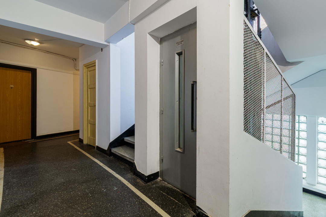 Apartament renovat cu vedere spre ASE | Pta. Romana