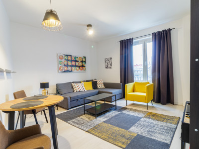 Apartament renovat cu vedere spre ASE | Pta. Romana