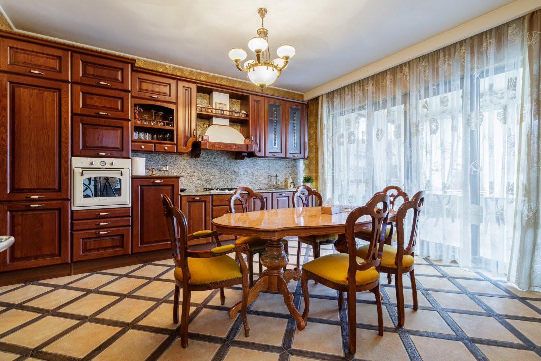 Casa impresionanta - Curte generoasa si Piscina - Otopeni!