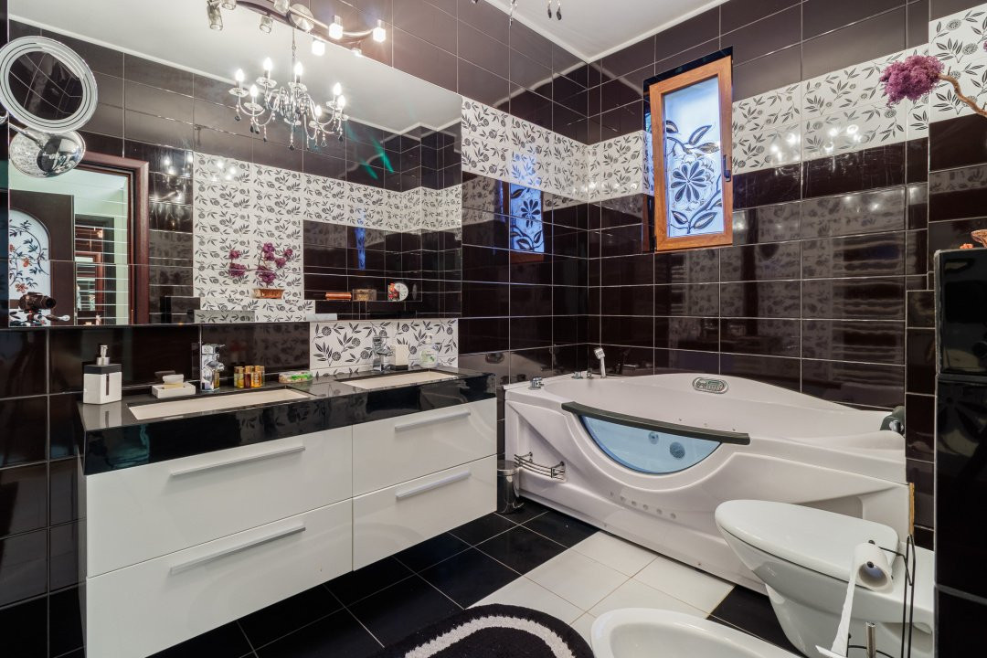 Casa impresionanta - Curte generoasa si Piscina - Otopeni!