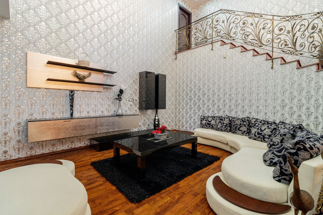 Casa impresionanta - Curte generoasa si Piscina - Otopeni!