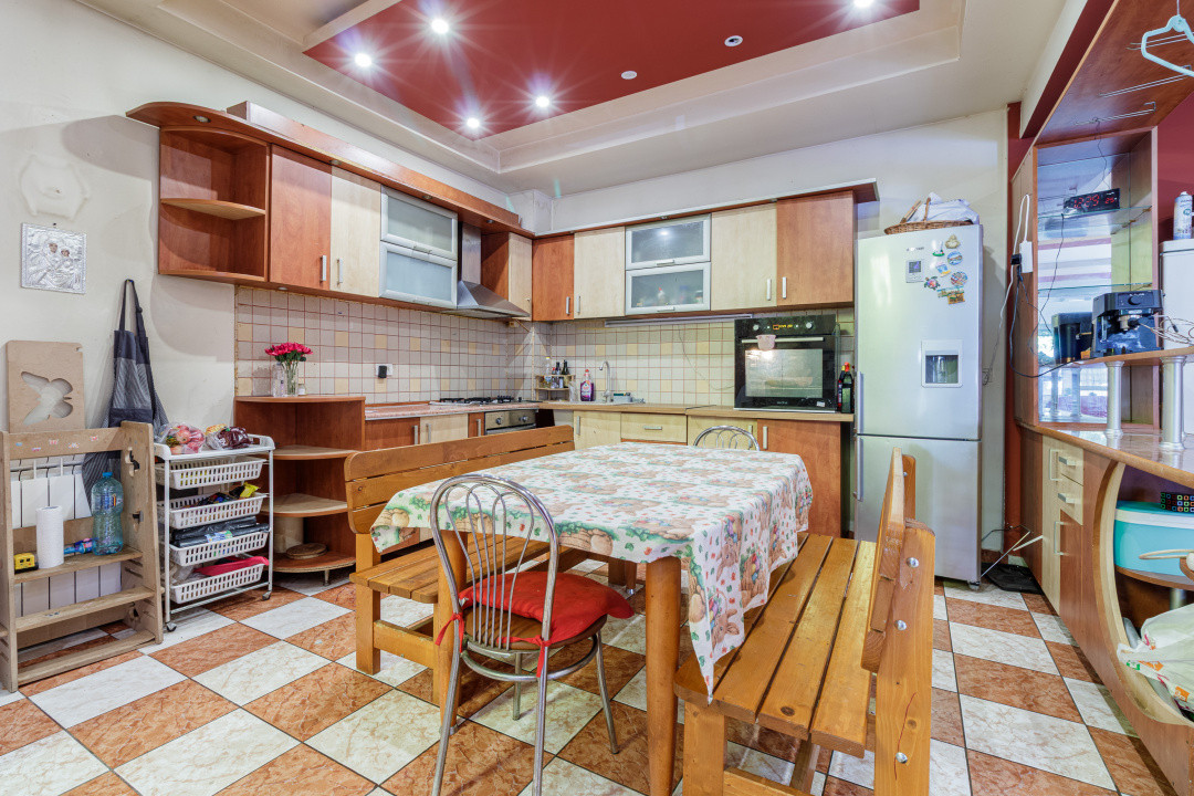 Casa cu curte | Cladire pentru activitati comerciale si servicii 