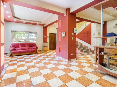 Casa cu curte | Cladire pentru activitati comerciale si servicii 