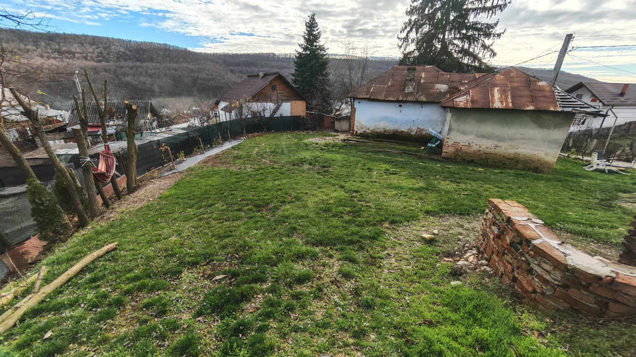 Teren intravilan de 1665 mp cu priveliste spre padure – Mioveni, zona Faget