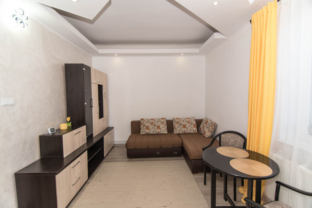 Garsoniera etaj 1,  zona Traian, Pitesti