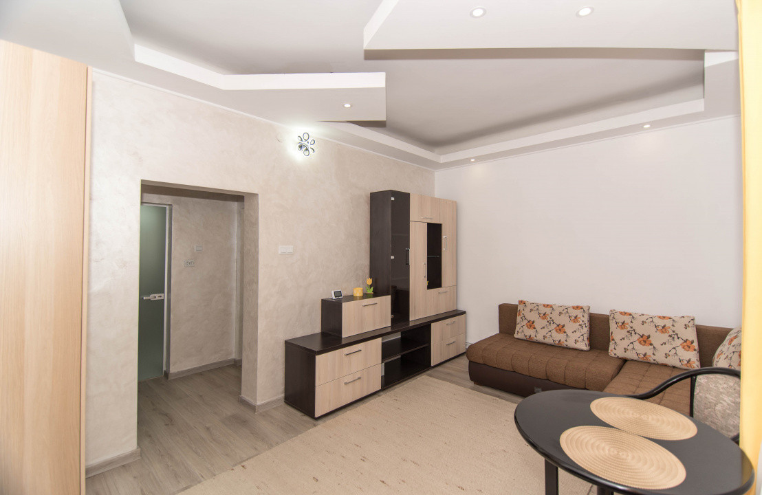 Garsoniera etaj 1,  zona Traian, Pitesti