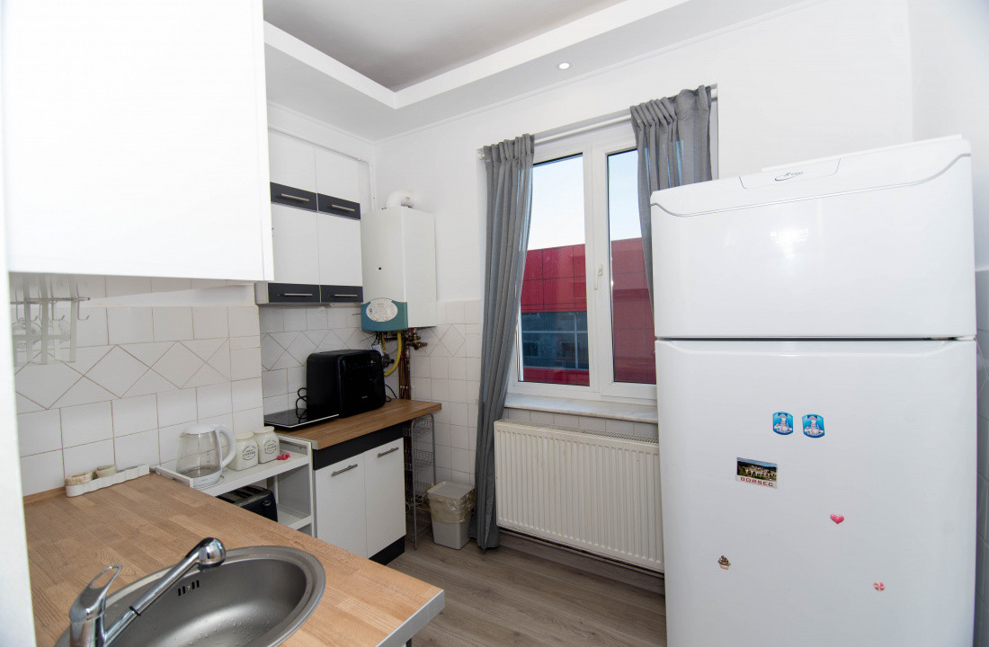 Garsoniera etaj 1,  zona Traian, Pitesti